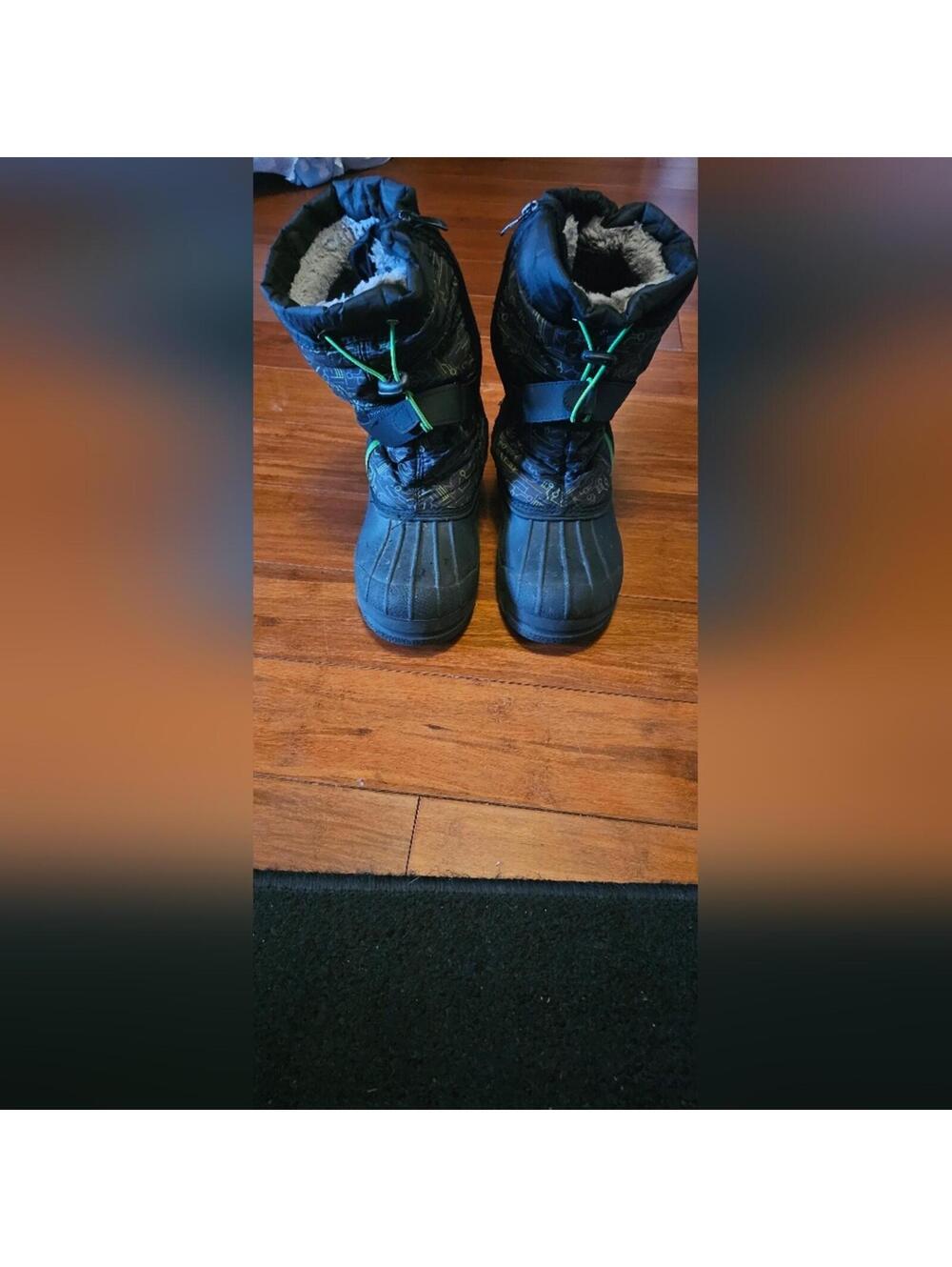 Boys Size 5 Snow Boots Euc